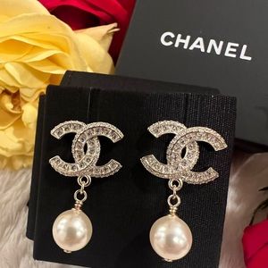 AUTH A23 Chanel Strass Faux Pearl drop earrings